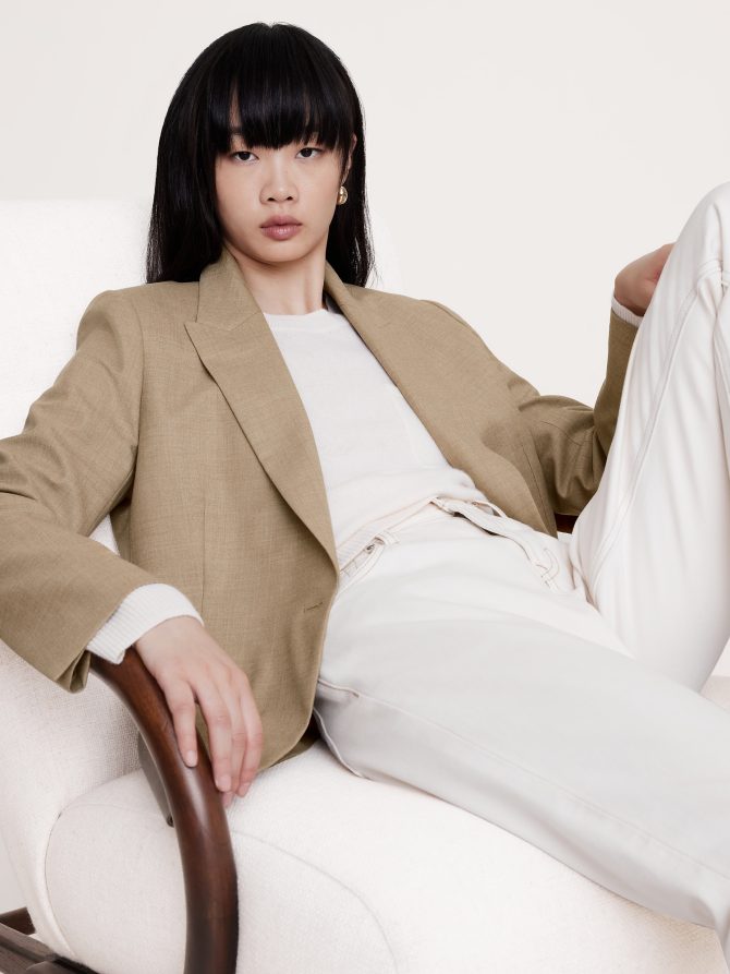 Relaxed-Slim Lightweight Wool Flannel Blazer - Image 4